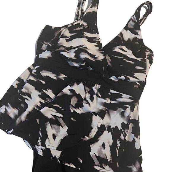 Trimshaper Black White Print Slimming Flowy One Piece Bathing Suit Size 10 - Picture 2 of 15